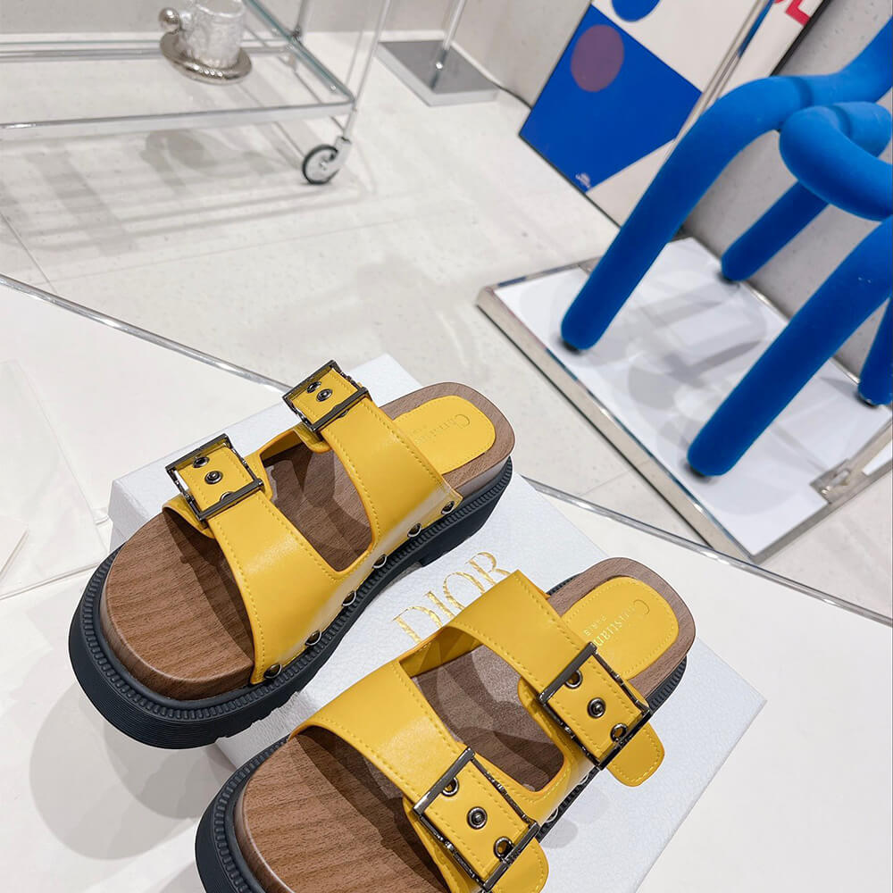 D*orquake strap sandal