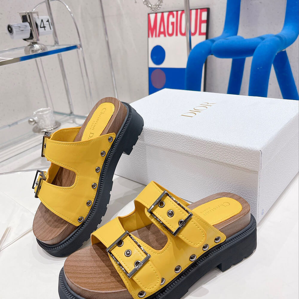 D*orquake strap sandal