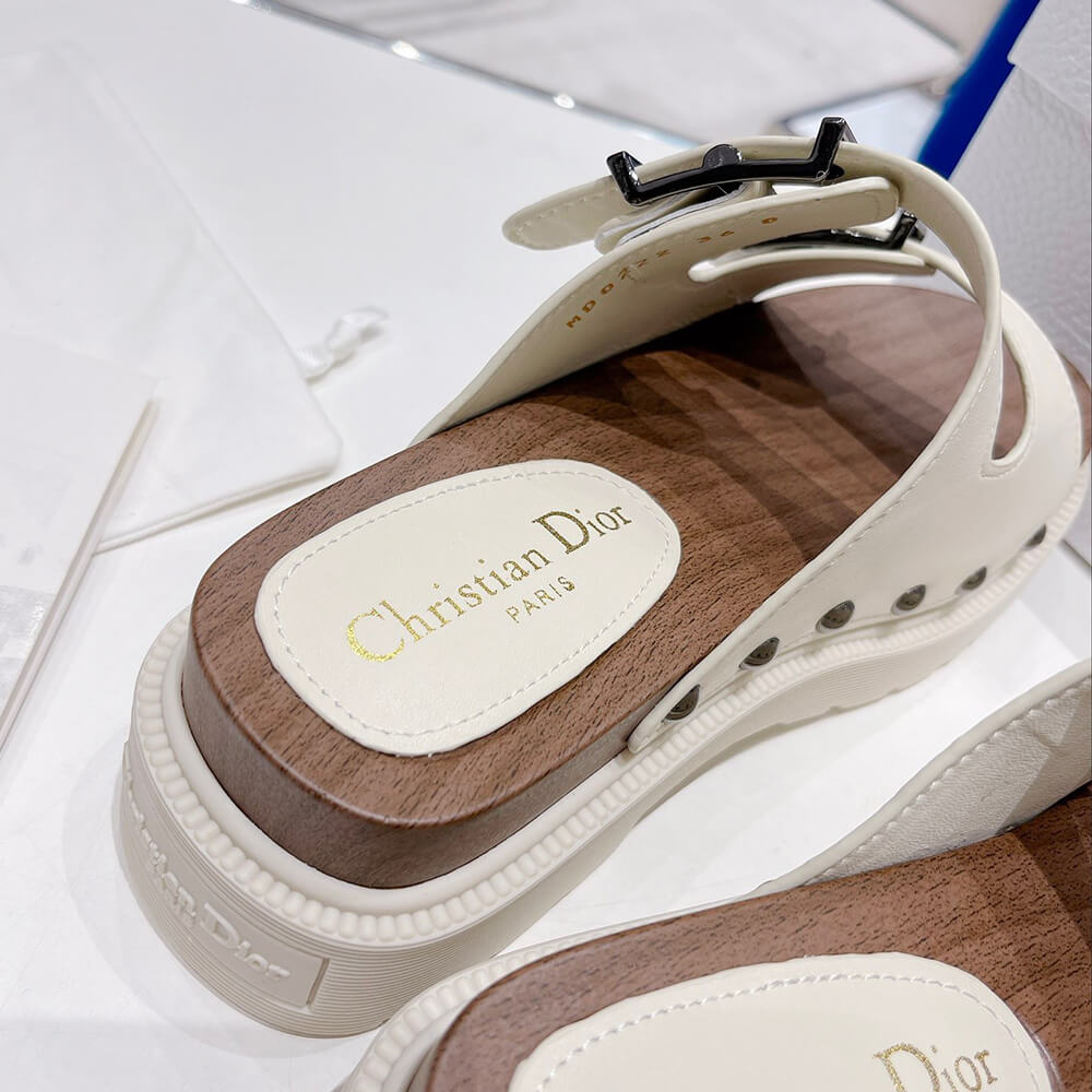 D*orquake strap sandal