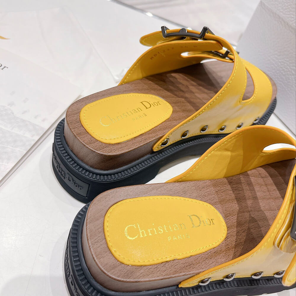 D*orquake strap sandal