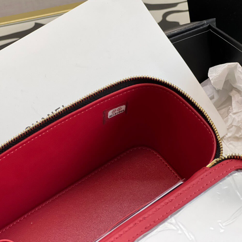 Ch*el vanity with chain