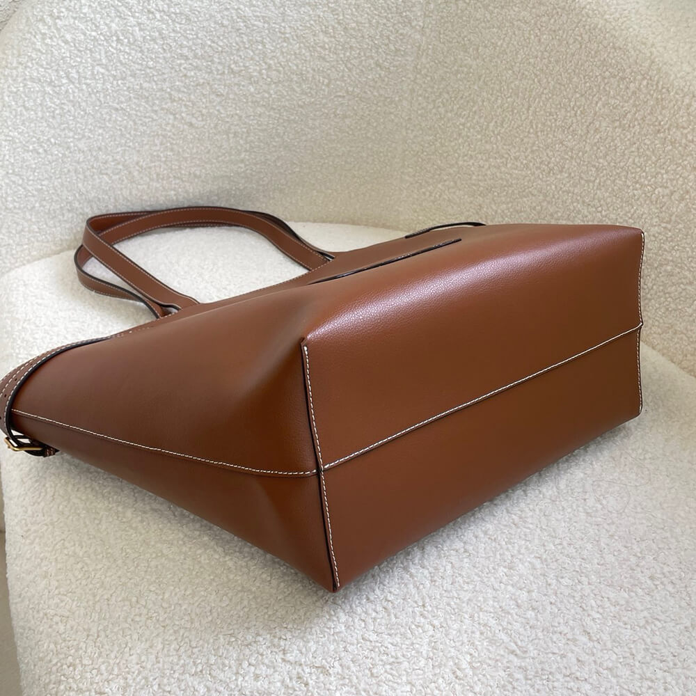 Ce**e medium cabas anais cuir triomphe in grained calfskin
