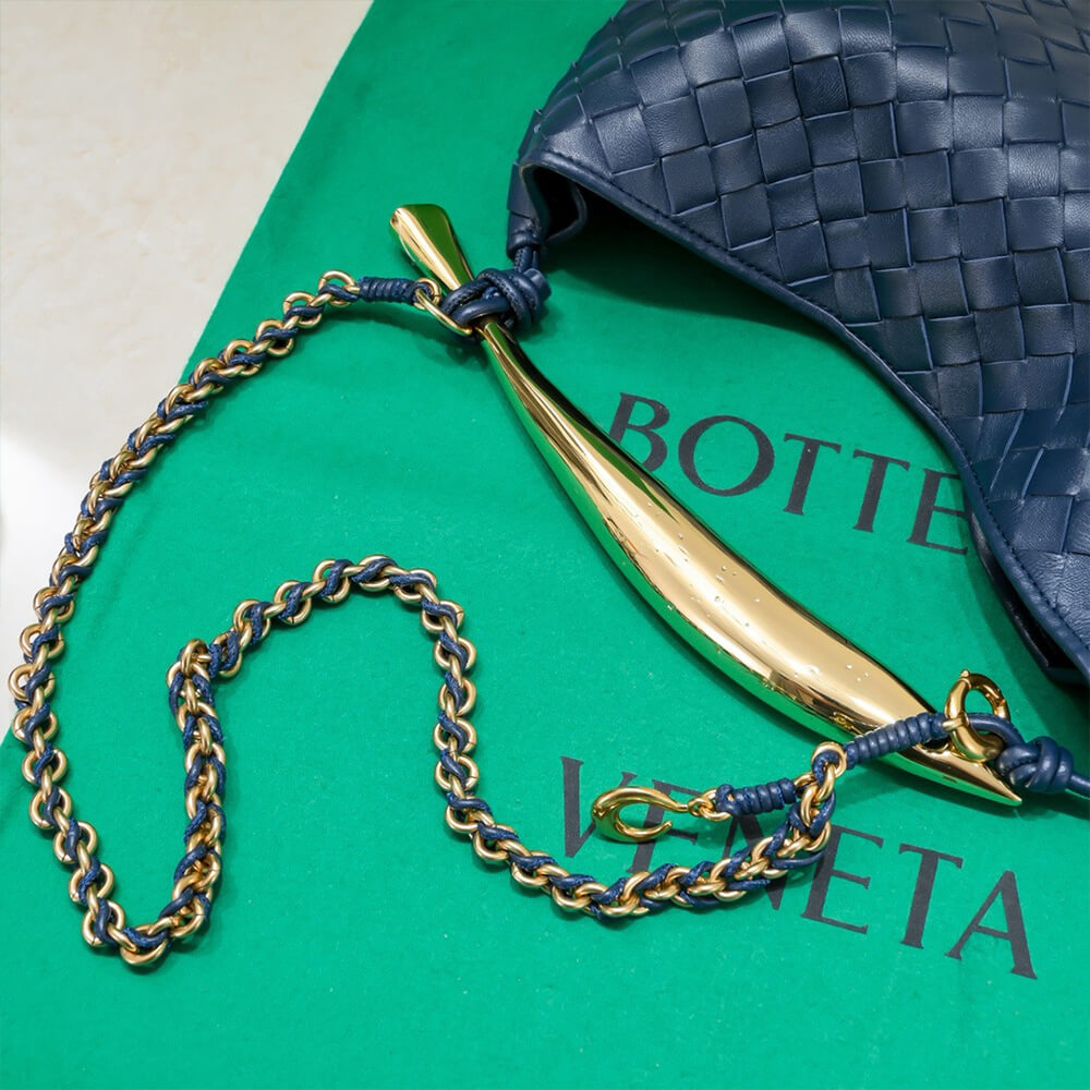bo*te*ga Ve*ne*ta sardine with chain