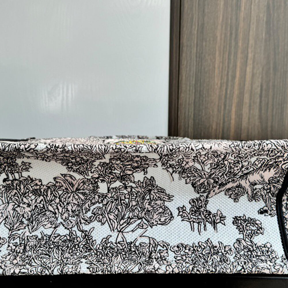 medium D*or book tote