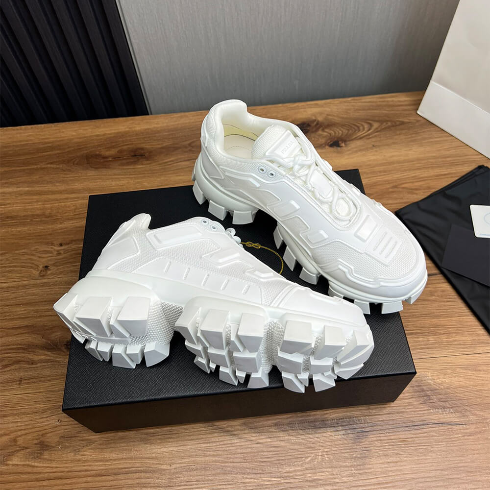 Thick-soled sneakers